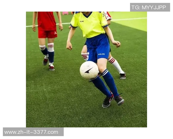 足球场上的女神力量：盘点那些活跃的足球球星女博主与她们的精彩瞬间