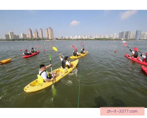 皮划艇赛场竞风波，风起云涌展雄姿